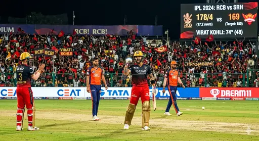 विराट कोहली ने इस मुकाबले में सर्वाधिक 4000 रन बनाकर आईपीएल में इतिहास रच दिया है।