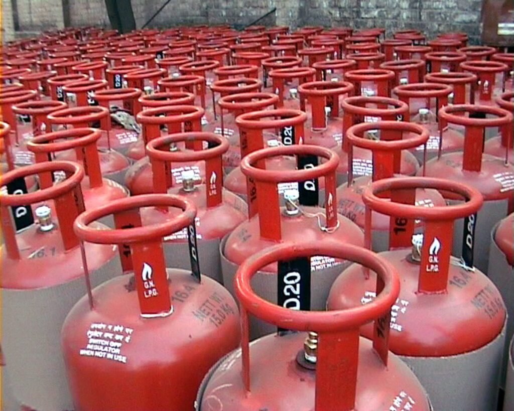 LPG gas cylinder: कीमतों में फिर आया उछाल