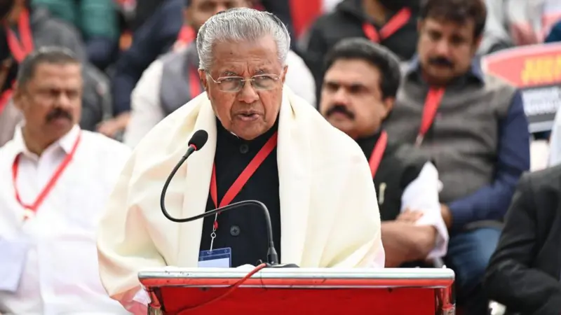 पूर्व मुख्यमंत्री पिनाराई विजयन ने कांग्रेस सरकार पर मिली भगत का आरोप लगाया है।